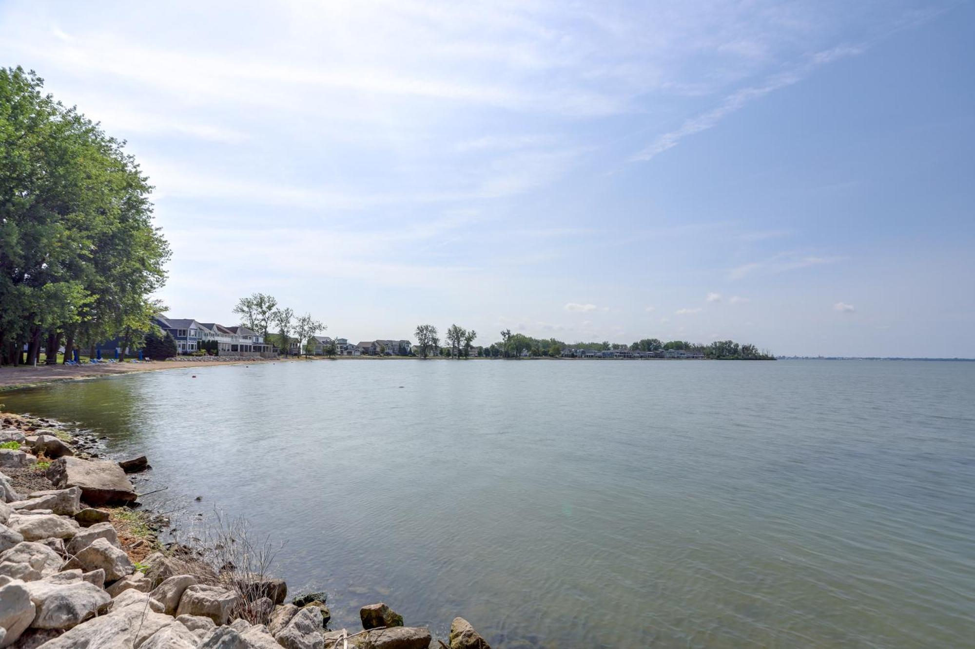 Sleek Lakeside Marblehead Home With Screened Patio Kültér fotó